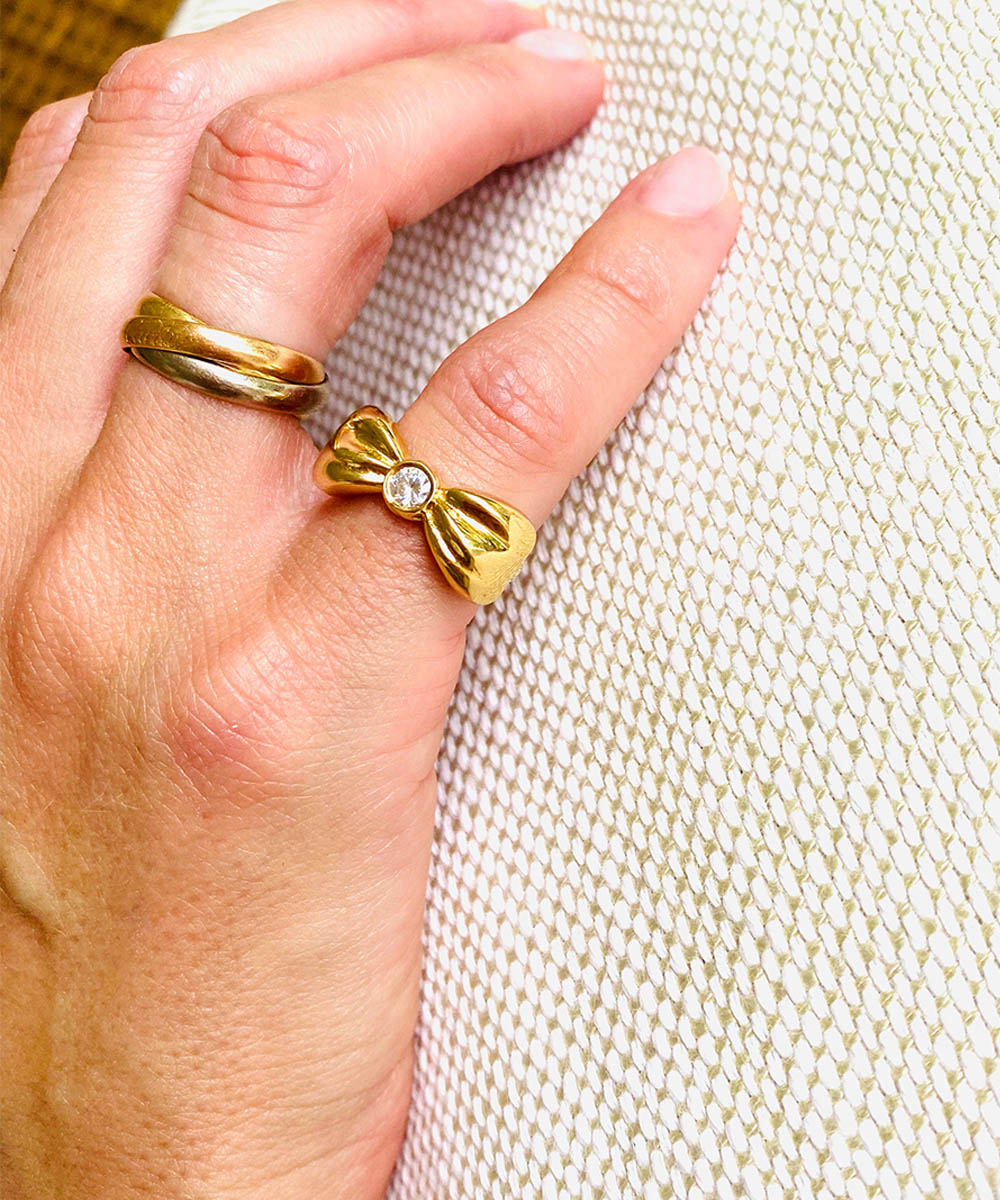 Bow Ring with diamond